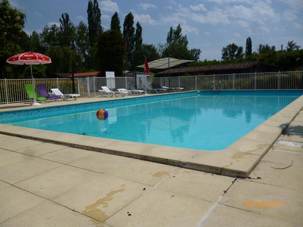 Camping Le Mouliat Hotel Moncrabeau Bagian luar foto